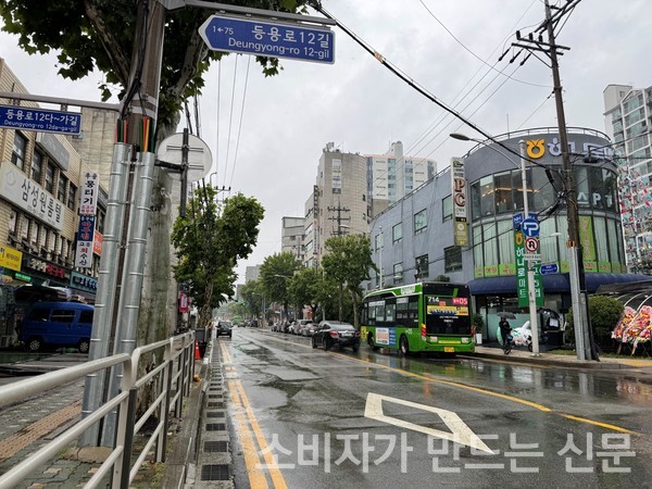▲단지 바로 앞에 위치한 하나로마트 대방점. 사진=이설희 기자
