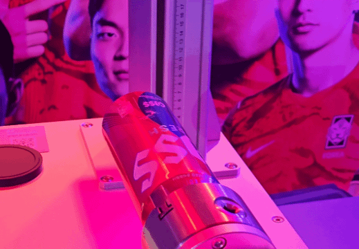 ▲카스 원팀 에디션에 선수들 싸인이 각인되는 모습. 사진=정현철 기자