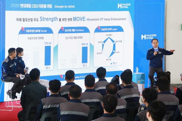 ▲이보룡 현대제철 대표가 18일 당진제철소 안전문화관에서 진행된 'CEO 타운홀미팅'에서 직원들과 대화하고 있다.