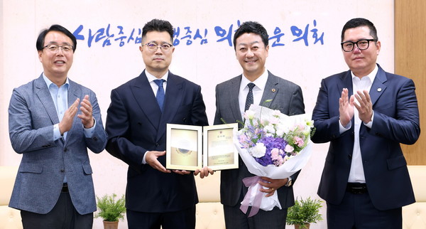 ▲김진경 경기도의회 의장(왼쪽 세 번째)이 23일 접견실에서 감사패를 전달 받았다. 사진=경기도의회 