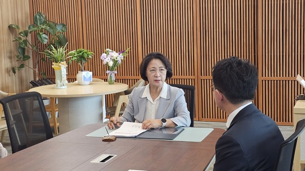 ▲추미애 경기도지사가 1일 취임 첫 결재로 '반도체 초격차를 위한 K-반도체 혁신 대책'에 서명했다. 사진=이예원 기자