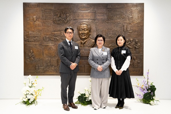 ▲(왼쪽부터) 임종훈 사장, 송영숙 회장, 임주현 부회장