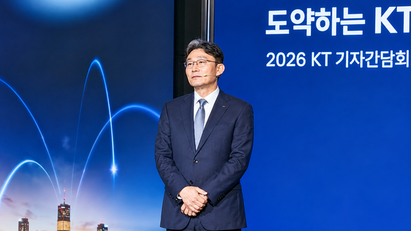 ▲박윤영 KT 대표가 6일 서울 광진구 풀만 앰배서더 이스트폴에서 열린 취임 후 첫 기자간담회에서 'AX(인공지능 전환) 플랫폼 컴퍼니' 전략을 발표하고 있다. 사진=이범희 기자
