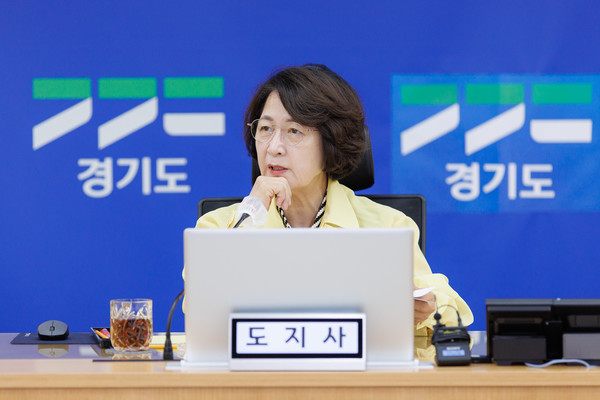 ▲추미애 경기도지사가 6일 경기도청 재난안전상황실에서 장마 전망과 여름철 풍수해 대비 종합대책 등에 대해 점검하고 있다. 사진=경기도
