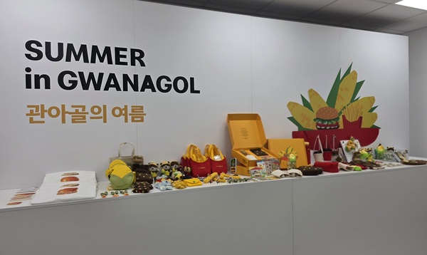 ▲맥도날드 이태원점에 배치된 충주 로컬 굿즈. 사진=정현철 기자