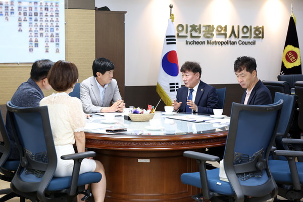 ▲남종섭 경기도의회 의장(오른쪽 2번째)이 15일 박종혁 인천광역시의회장과 간담회를 가졌다. 사진=경기도의회