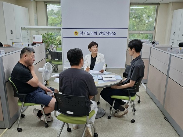 ▲이채명 경기도의원이 15일 안양상담소에서 안양시 관계 부서로부터 사업 추진 현황을 보고 받고 있다. 사진=경기도의회