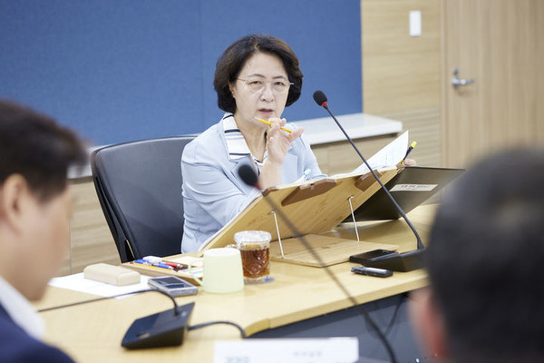 ▲추미애 경기도지사가 16일 경기도청에서 기후횐경에너지국 업무 보고를 주재하고 있다. 사진=경기도
