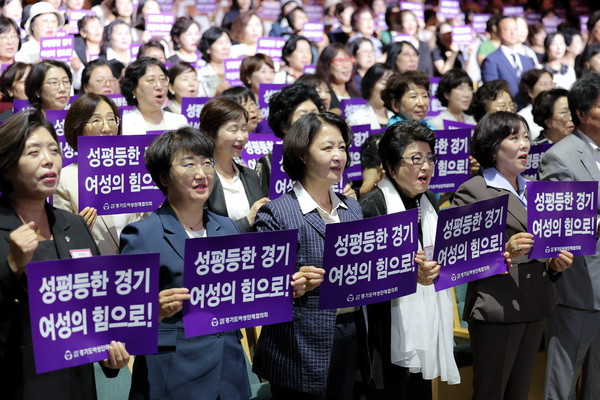 ▲고은정 경기도의회 제1부의장(왼쪽에서 두 번째), 추미애 경기도지사(중앙). 사진=경기도의회