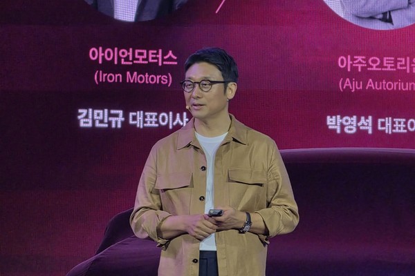 ▲이윤모 볼보자동차코리아 대표가 22일 그랜드하얏트 서울에서 열린 ES90 미디어 론칭 행사에서 ES90에 대해 설명하고 있다. 사진=임규도 기자