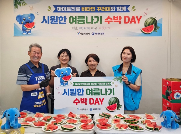 ▲ 서울시 이신옥 팀장(왼쪽에서 두 번째), 서울역 쪽방상담소 유호연 소장(세 번째). 사진=하이트진로