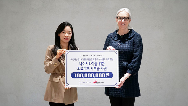 ▲김세미 펄어비스 인사문화실장(왼쪽)과 엠마 캠벨 국경없는의사회 한국 사무총장이 기부금 전달을 기념해 촬영하고 있다./사진=펄어비스