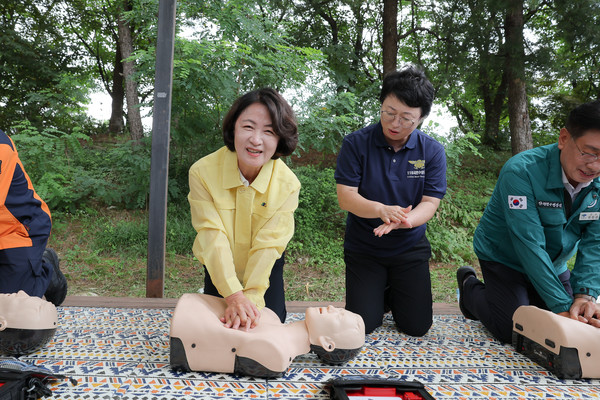 ▲추미애 경기도지사가 28일 광탄리유원지에서 직접 심폐소생술 시연에 나섰다. 사진=경기도 
