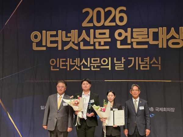 왼쪽 두 번째부터 임규도 기자, 정은영 기자