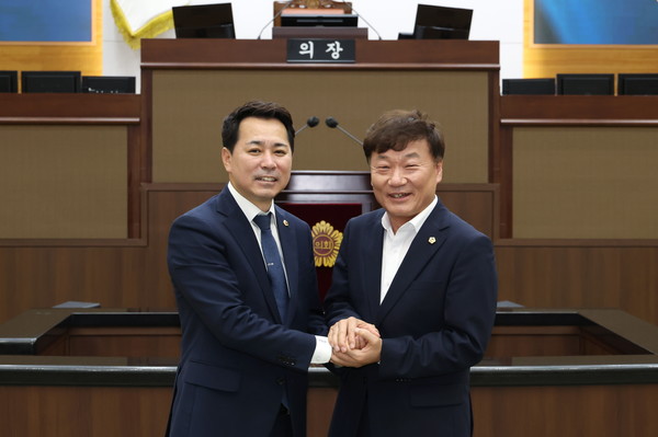 ▲남종섭 경기도의회 의장(오른쪽)이 29일 임만균 서울특별시의회 의장과 회동을 가졌다. 사진=경기도의회